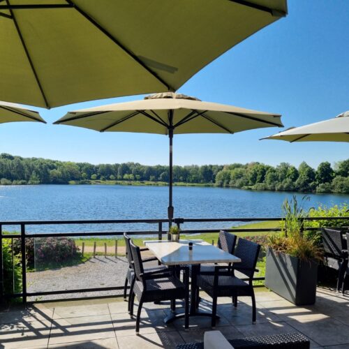 Terras BØFF | Restaurant BØFF | Parkhotel Horst | Lounge | Uitzicht op het meer | Kasteelse bossen | Zon | Parasol