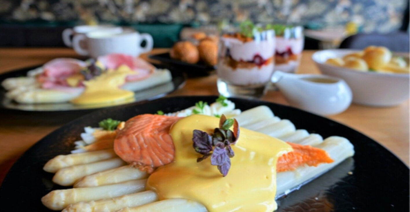 Asperges met zalm en hollandaise saus